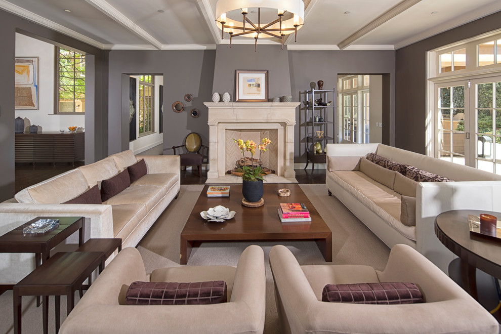 Источник вдохновения для домашнего уюта: парадная гостиная комната в средиземноморском стиле с серыми стенами и стандартным камином