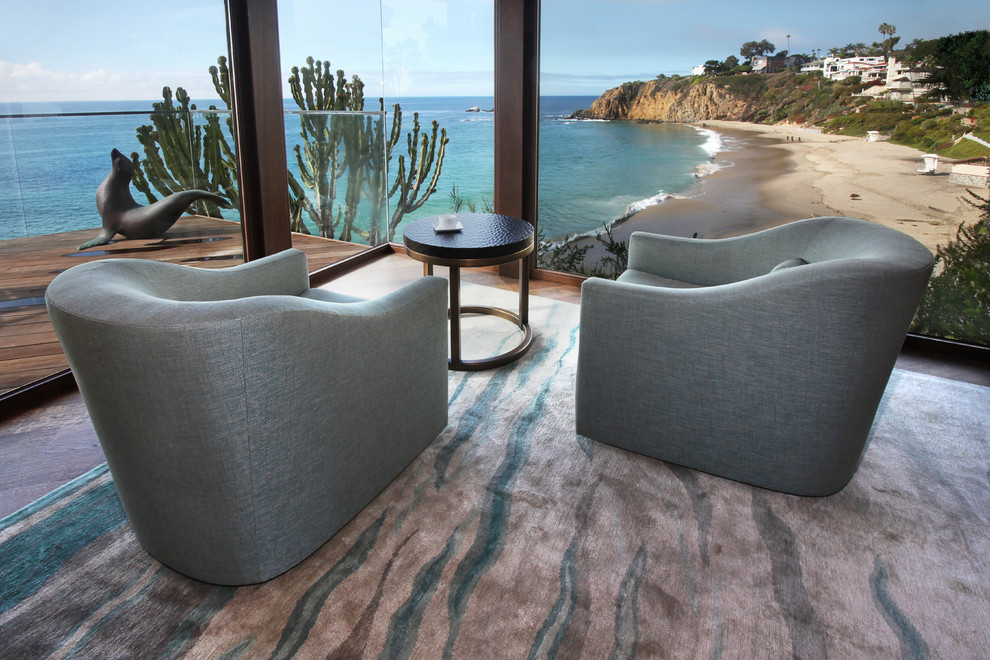 Foto di un soggiorno design con pavimento in legno massello medio