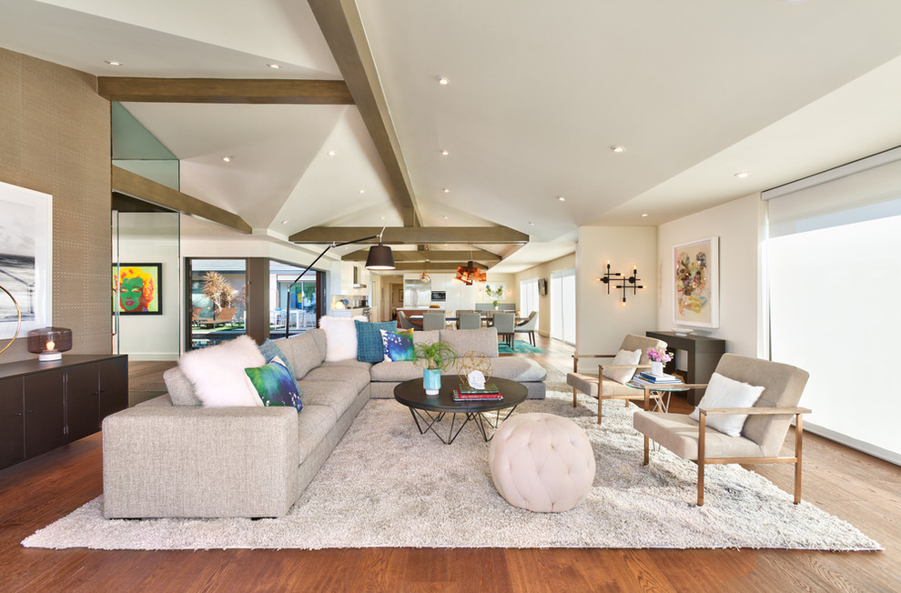 Großes, Repräsentatives, Offenes Modernes Wohnzimmer mit beiger Wandfarbe und braunem Holzboden in Orange County