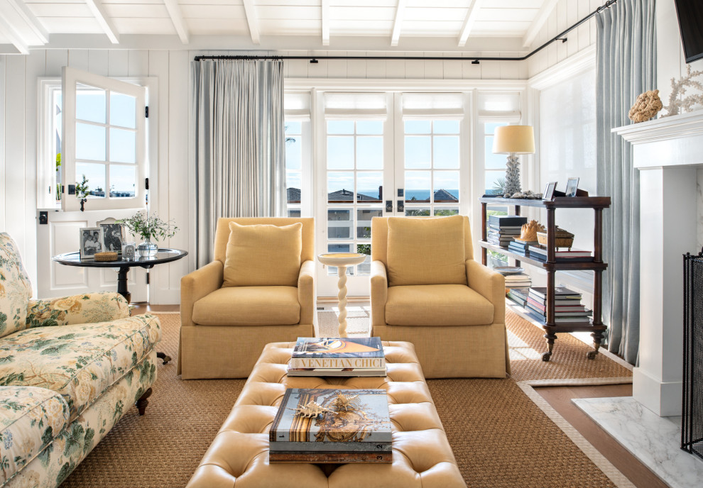 Maritimes Wohnzimmer mit weißer Wandfarbe, braunem Holzboden, Kamin, braunem Boden, freigelegten Dachbalken, Holzdielendecke, gewölbter Decke und Holzdielenwänden in San Francisco
