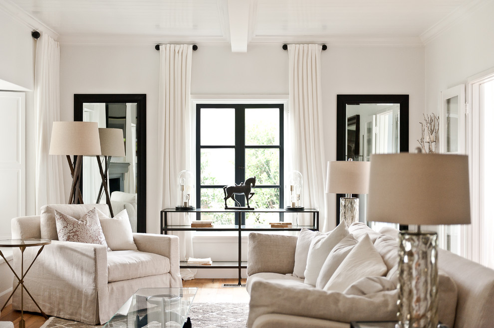 Foto di un soggiorno stile marino chiuso con sala formale, pareti beige e pavimento in legno massello medio