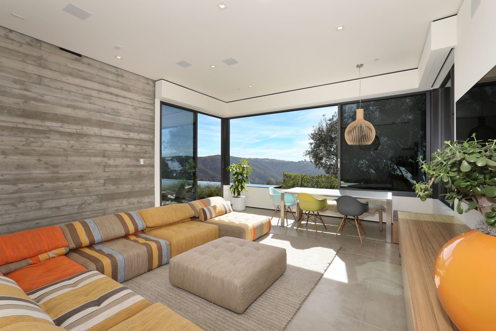 Immagine di un soggiorno design di medie dimensioni e chiuso con pareti bianche, nessun camino, TV a parete e pavimento grigio