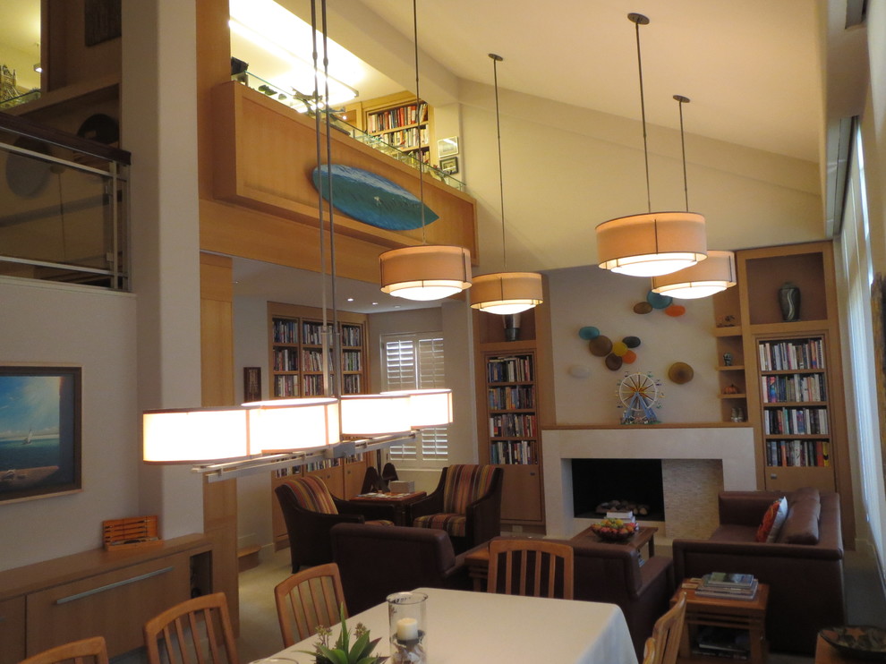 Mittelgroße, Fernseherlose, Offene Klassische Bibliothek mit weißer Wandfarbe, Kamin und gefliester Kaminumrandung in Orange County