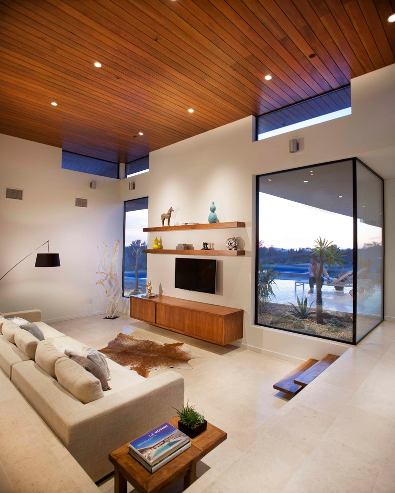 На фото: парадная гостиная комната в современном стиле с белыми стенами и телевизором на стене без камина
