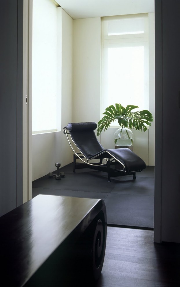 Immagine di un soggiorno minimalista con parquet scuro e pavimento nero