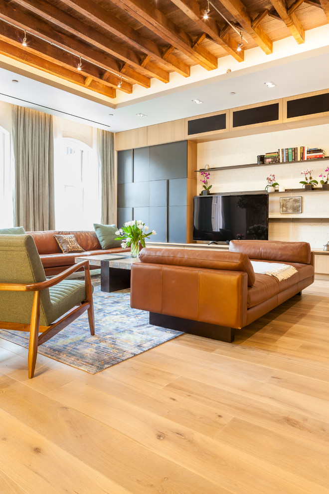 Foto de salón actual con suelo de madera clara