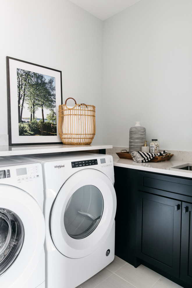 Foto de lavadero de estilo de casa de campo con paredes grises y suelo gris