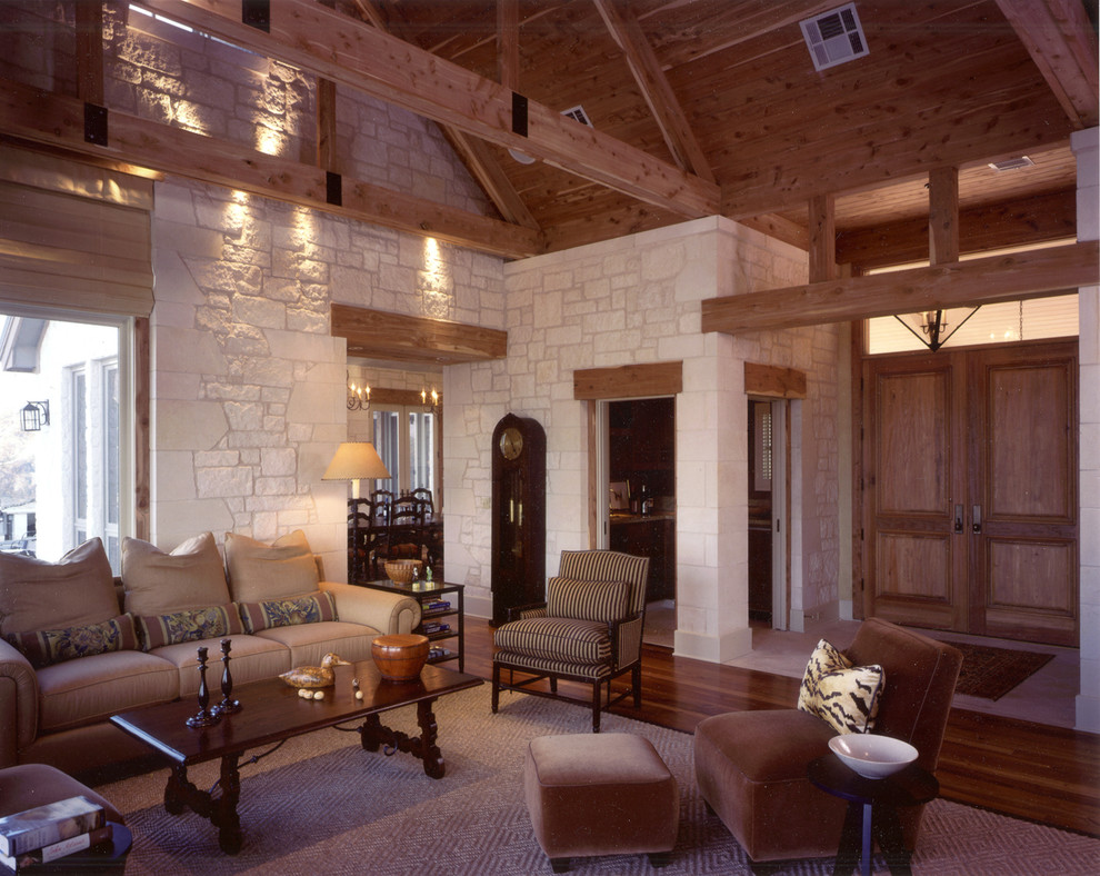Geräumiges, Repräsentatives, Abgetrenntes Klassisches Wohnzimmer mit beiger Wandfarbe, braunem Holzboden und Steinwänden in Austin