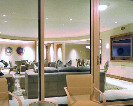 Пример оригинального дизайна: огромная открытая гостиная комната в стиле модернизм с бежевыми стенами и полом из известняка