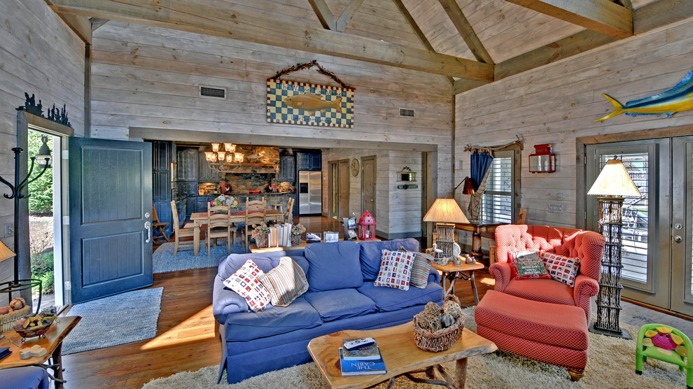 Idee per un grande soggiorno stile rurale con pavimento in legno massello medio
