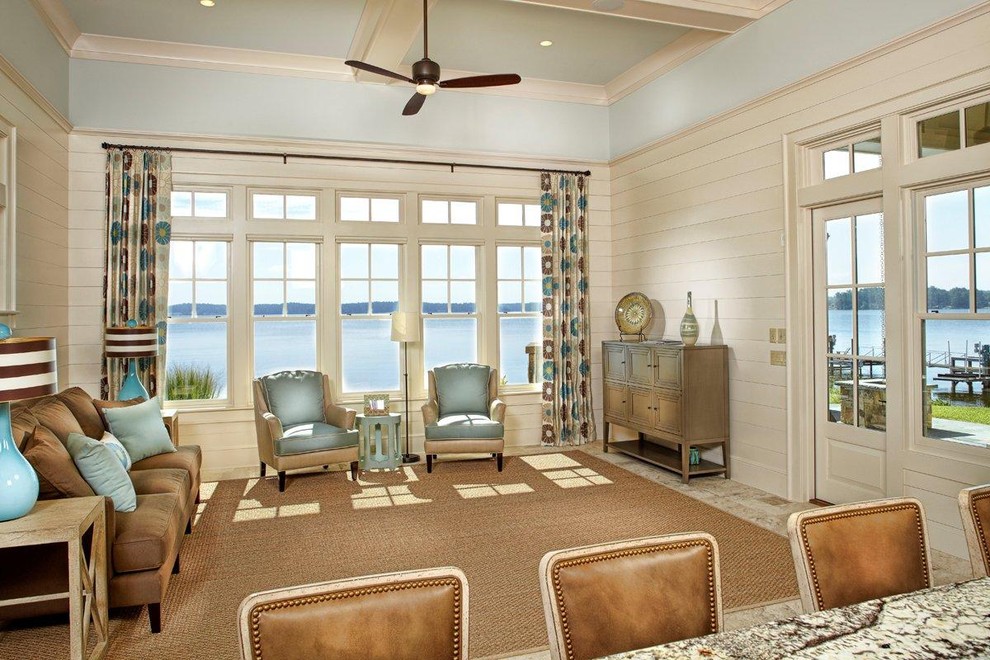 Ejemplo de salón costero con paredes azules y cortinas