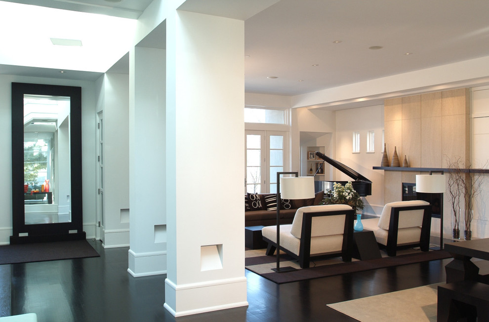 Идея дизайна: гостиная комната в современном стиле с музыкальной комнатой и черным полом
