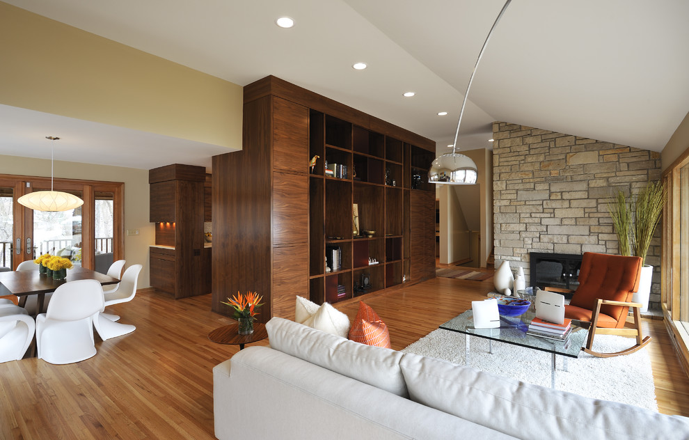 Пример оригинального дизайна: гостиная комната в классическом стиле с стандартным камином и фасадом камина из камня