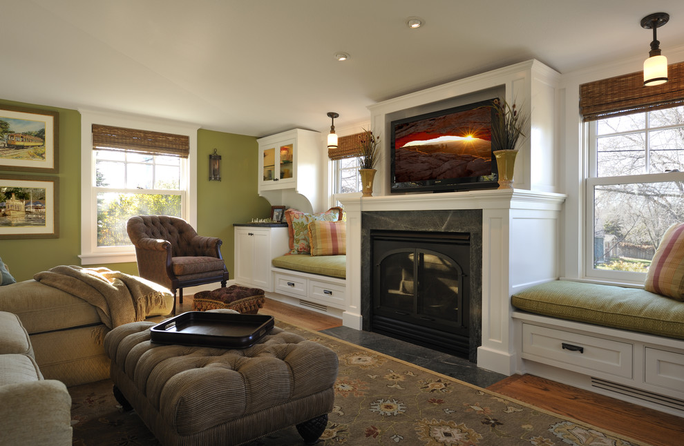 Cette image montre un salon traditionnel avec un mur vert et une cheminée standard.