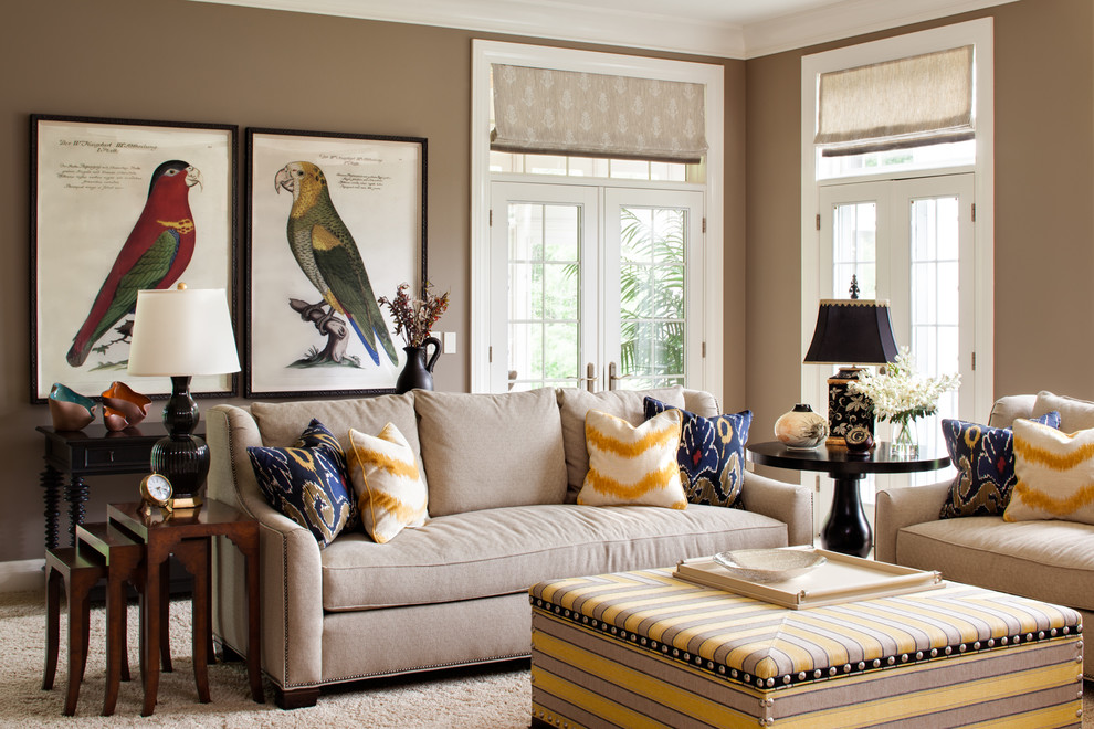 Modelo de salón clásico con paredes beige y moqueta