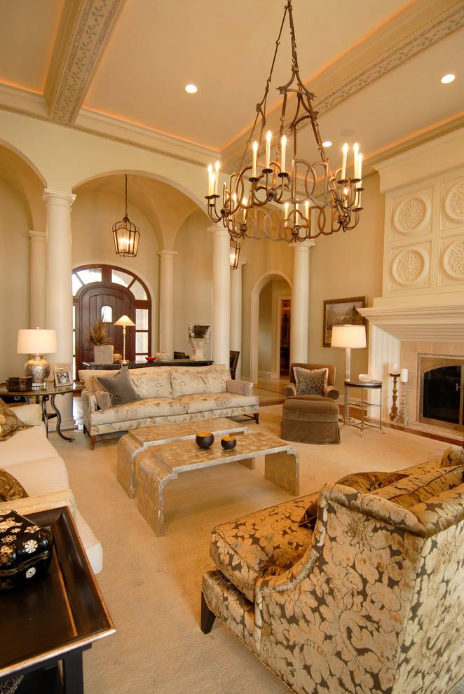 Esempio di un soggiorno classico con sala formale e pareti beige