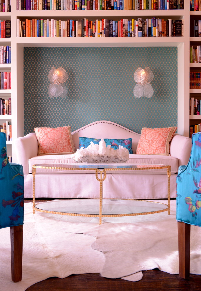 Свежая идея для дизайна: гостиная комната среднего размера в классическом стиле с с книжными шкафами и полками, оранжевыми стенами, темным паркетным полом и коричневым полом без телевизора - отличное фото интерьера