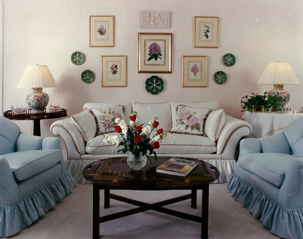 Esempio di un ampio soggiorno chic chiuso con sala formale, pareti rosa e camino classico
