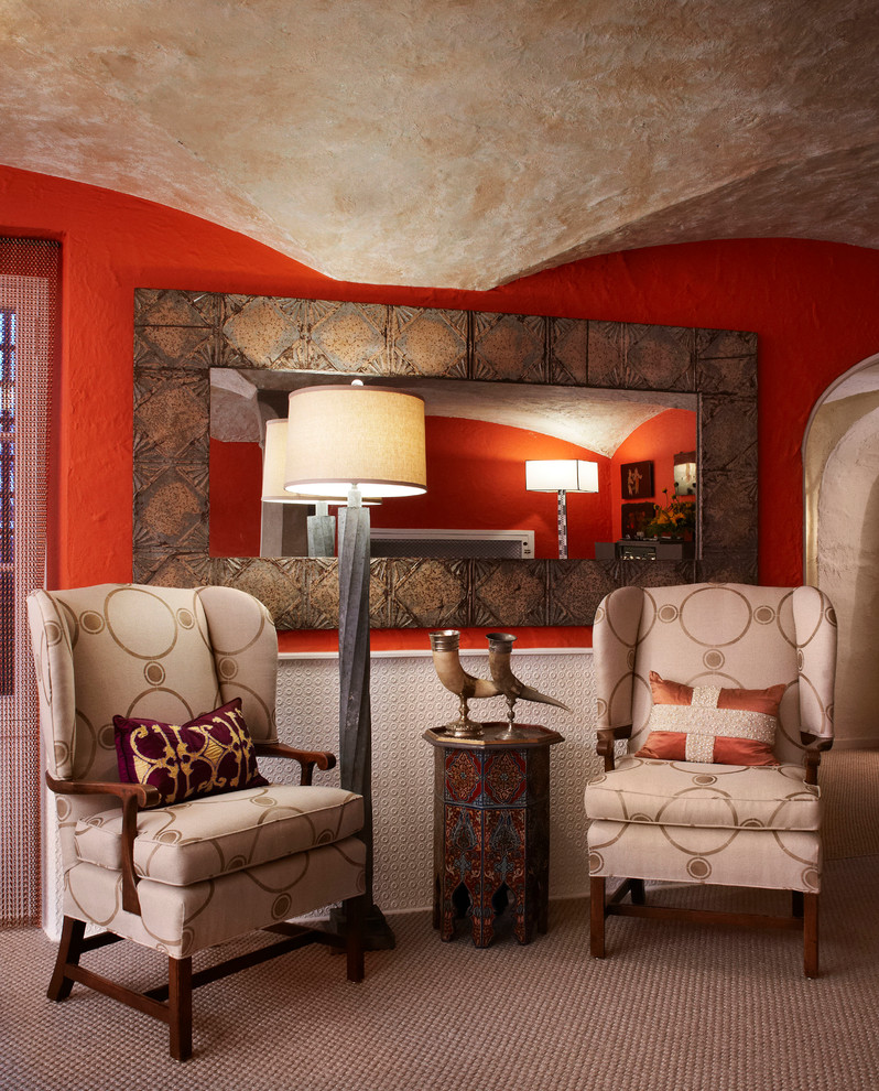 На фото: парадная гостиная комната в средиземноморском стиле с красными стенами и ковровым покрытием с