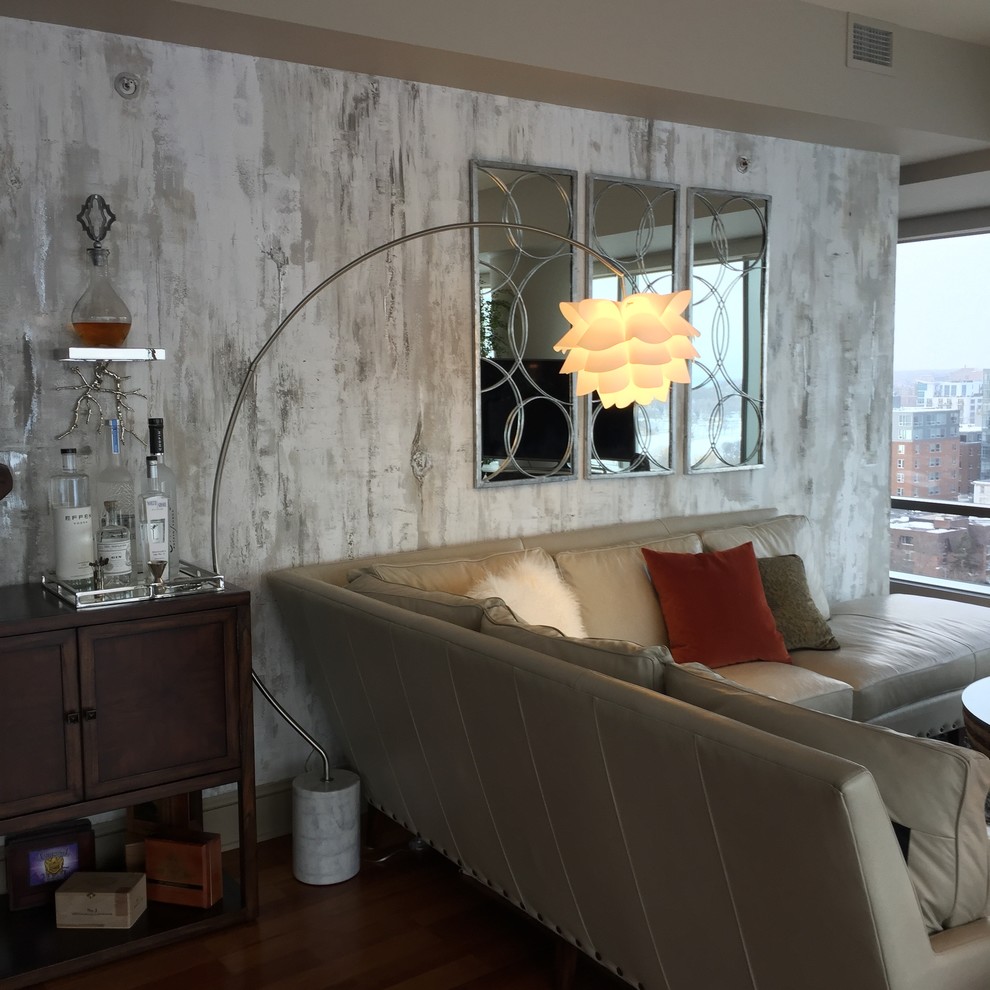 Стильный дизайн: открытая гостиная комната среднего размера в стиле неоклассика (современная классика) с домашним баром, серыми стенами, паркетным полом среднего тона и отдельно стоящим телевизором - последний тренд