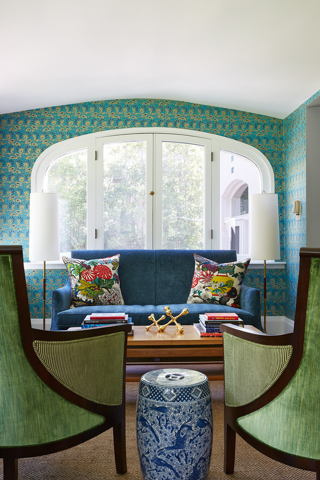 Стильный дизайн: парадная, изолированная гостиная комната среднего размера в стиле фьюжн с синими стенами, темным паркетным полом, коричневым полом и синим диваном без камина, телевизора - последний тренд
