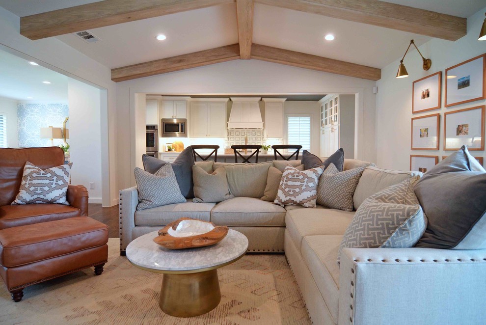 Inspiration pour un salon traditionnel ouvert avec un mur blanc et un sol en bois brun.