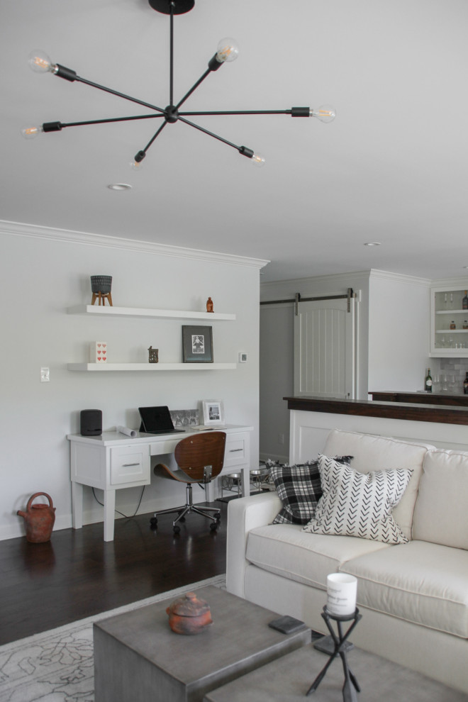 Esempio di un piccolo soggiorno stile marinaro aperto con angolo bar, pareti bianche, parquet scuro, TV autoportante e pavimento marrone