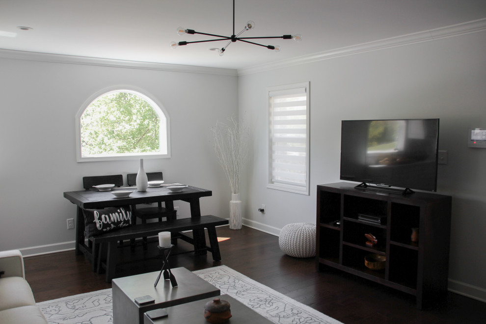 Foto di un piccolo soggiorno costiero aperto con angolo bar, pareti bianche, parquet scuro, TV autoportante e pavimento marrone