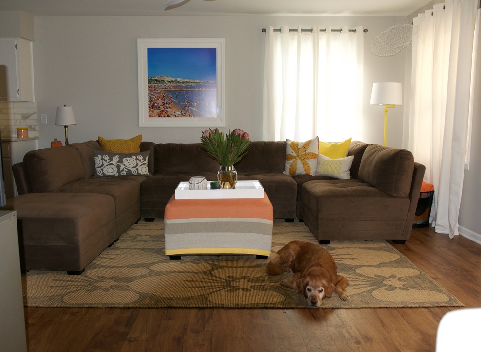 Esempio di un piccolo soggiorno moderno aperto con pareti grigie, pavimento in vinile, nessun camino e TV autoportante