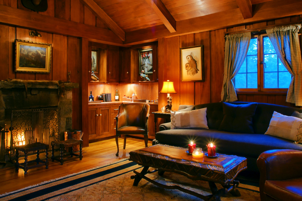 Exemple d'un salon montagne fermé avec une salle de réception, un mur beige et un sol en bois brun.