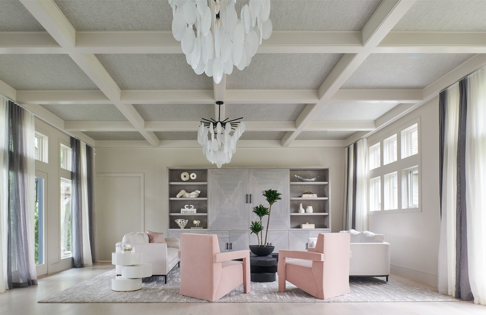 Großes, Repräsentatives, Offenes Modernes Wohnzimmer mit weißer Wandfarbe, hellem Holzboden und Multimediawand in New York