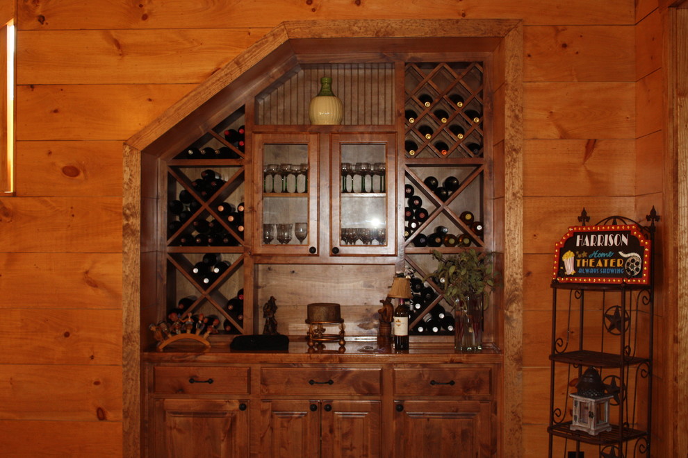 Inspiration pour une cave à vin traditionnelle.