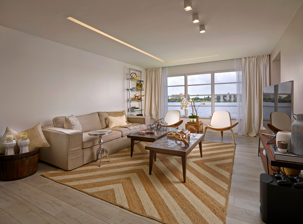 Идея дизайна: парадная гостиная комната в современном стиле с белыми стенами, светлым паркетным полом и отдельно стоящим телевизором без камина