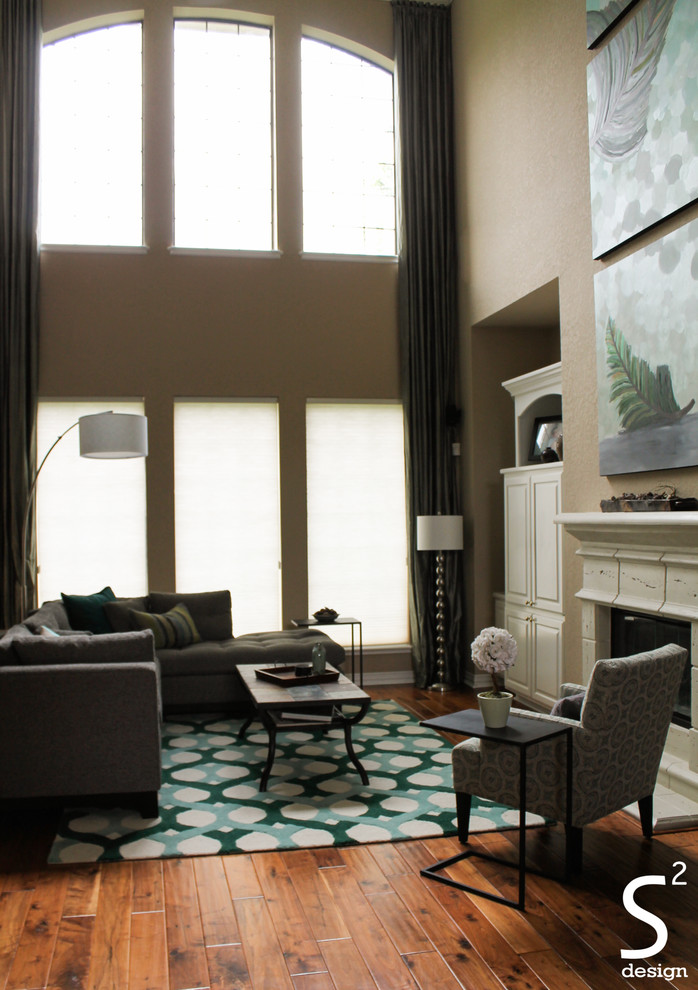 Imagen de salón abierto vintage grande con paredes beige, suelo de madera en tonos medios, todas las chimeneas, marco de chimenea de yeso y televisor retractable