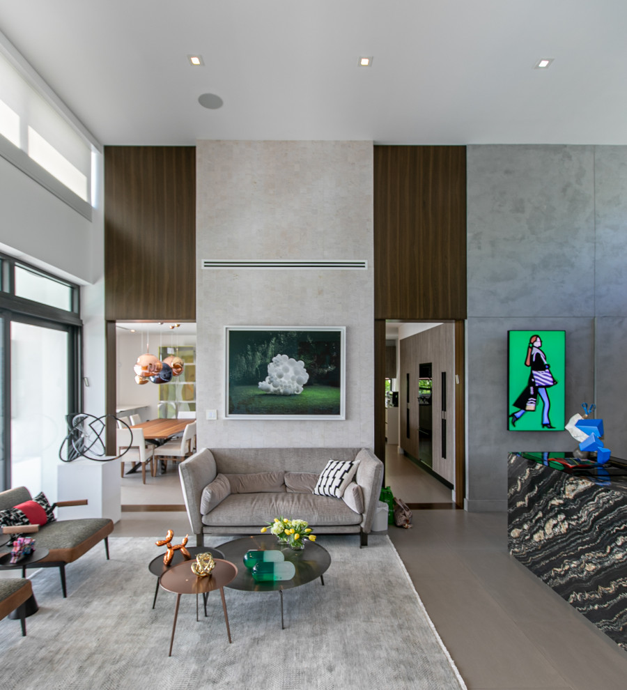 Mittelgroßes, Offenes Modernes Wohnzimmer mit Hausbar, weißer Wandfarbe, Porzellan-Bodenfliesen und Wandpaneelen in Miami