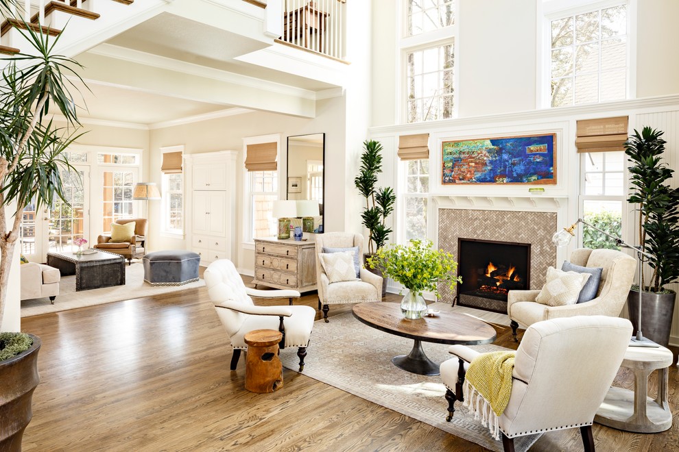 Источник вдохновения для домашнего уюта: парадная гостиная комната в классическом стиле с белыми стенами, паркетным полом среднего тона, стандартным камином и фасадом камина из плитки