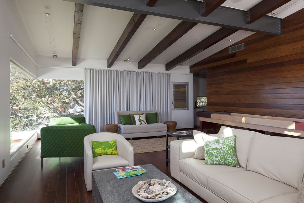 Inspiration för stora moderna separata vardagsrum, med vita väggar och mellanmörkt trägolv