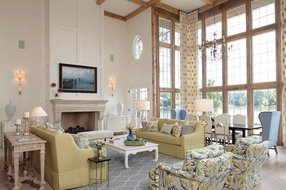 Стильный дизайн: открытая гостиная комната в классическом стиле с белыми стенами, паркетным полом среднего тона и стандартным камином - последний тренд