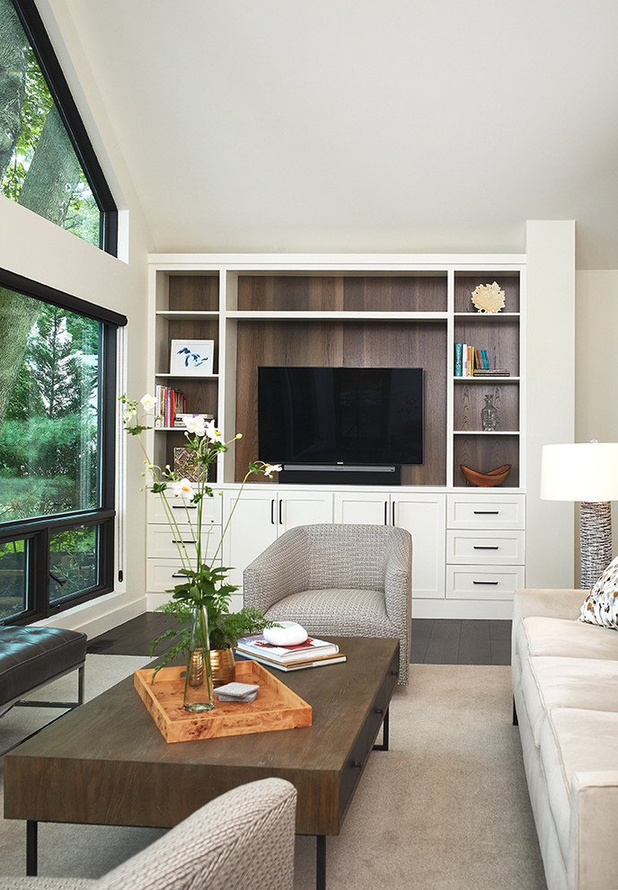 Cette image montre un salon minimaliste ouvert avec un mur blanc, parquet foncé, un téléviseur encastré, un sol marron, un plafond voûté, une cheminée standard et un manteau de cheminée en brique.