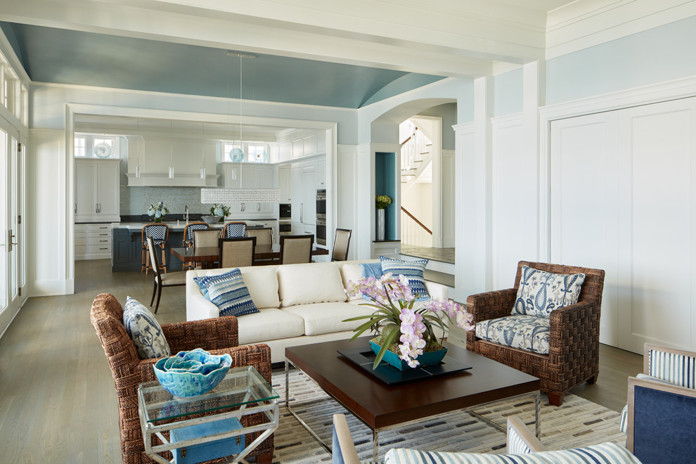 Idee per un soggiorno stile marinaro aperto con sala formale, pareti blu e pavimento in legno massello medio