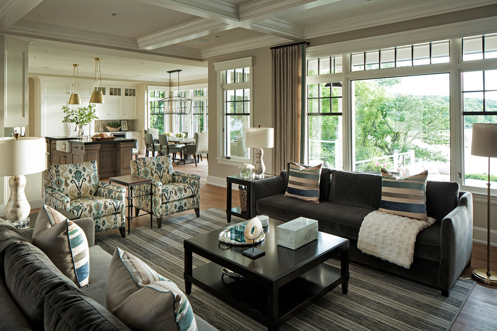 Foto di un ampio soggiorno aperto con pareti beige e pavimento in legno massello medio
