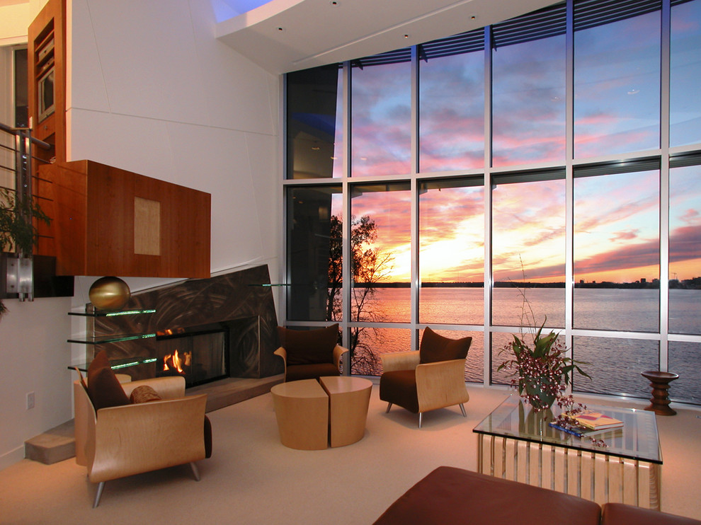 Свежая идея для дизайна: открытая гостиная комната в современном стиле с стандартным камином - отличное фото интерьера
