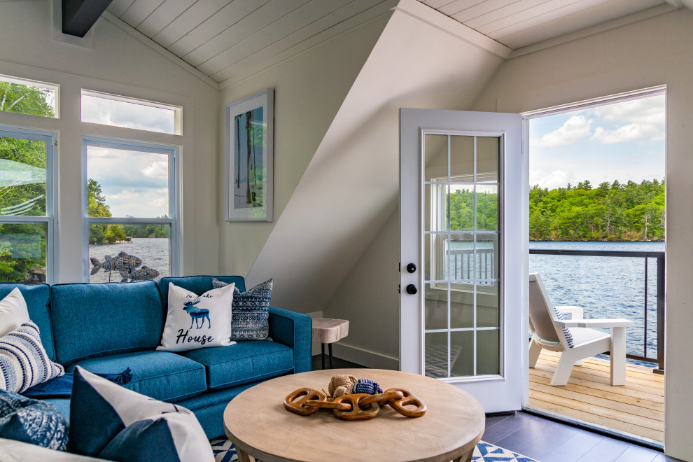 Стильный дизайн: гостиная комната в морском стиле с серыми стенами, деревянным полом, синим полом, потолком из вагонки и сводчатым потолком без камина, телевизора - последний тренд