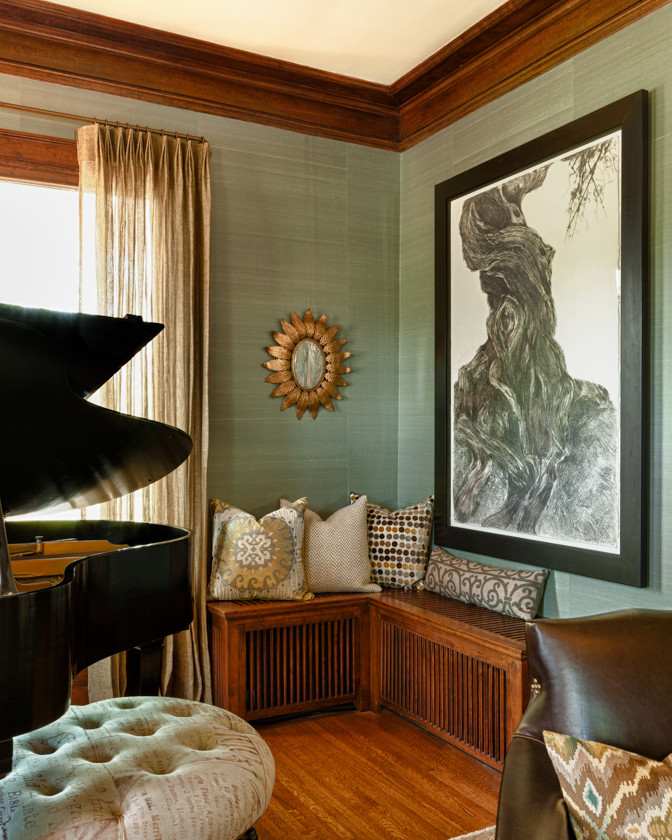 Modelo de salón abierto clásico grande con paredes azules y suelo de madera en tonos medios
