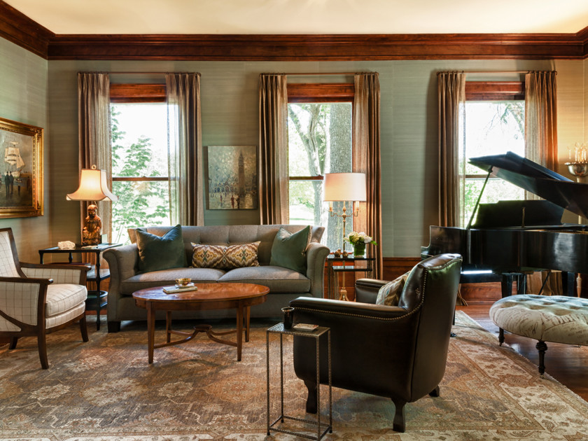 Foto di un grande soggiorno classico aperto con pareti blu e pavimento in legno massello medio