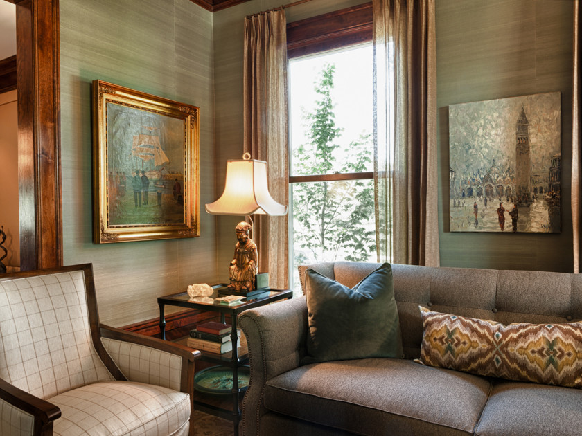 Foto de salón abierto clásico grande con paredes azules y suelo de madera en tonos medios