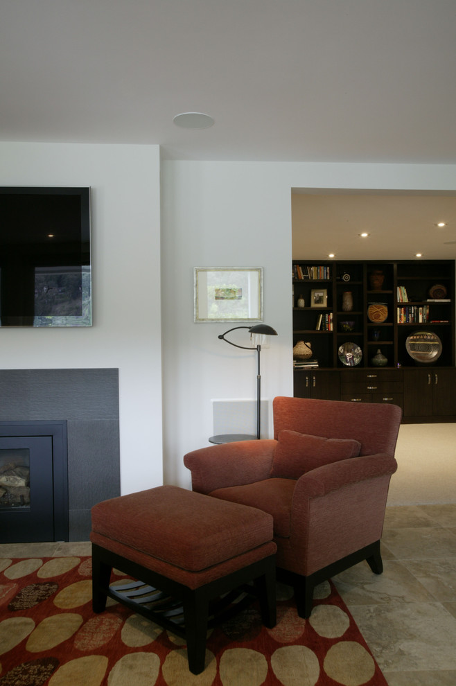 Exemple d'un salon moderne de taille moyenne et ouvert avec une salle de réception, un mur blanc, sol en béton ciré, une cheminée standard, un manteau de cheminée en pierre et un téléviseur fixé au mur.