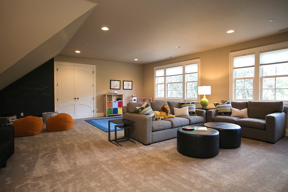 Foto di un grande soggiorno tradizionale chiuso con pareti beige, moquette e pavimento beige