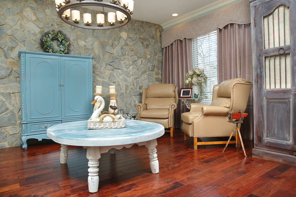 Ejemplo de salón para visitas cerrado clásico de tamaño medio con paredes grises, suelo de madera en tonos medios y suelo marrón