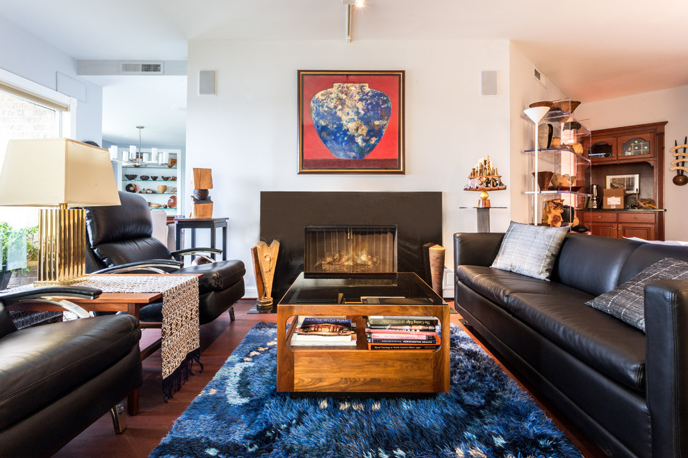 Mittelgroßes, Fernseherloses, Offenes Modernes Wohnzimmer mit weißer Wandfarbe, Kamin, Kaminumrandung aus Stein und braunem Holzboden in Minneapolis